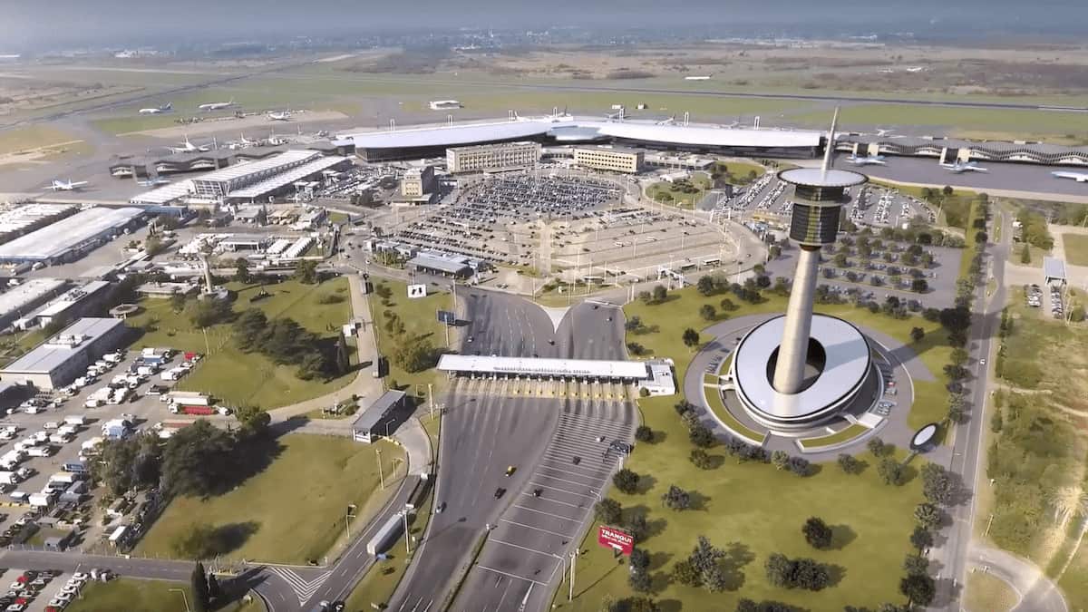 Vista aérea del Aeropuerto Internacional de Ezeiza en Buenos Aires, con torre de control y terminales visibles.