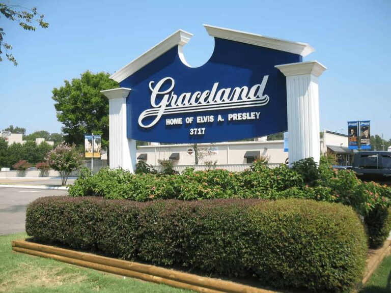 Cartel de entrada a Graceland, la residencia de Elvis Presley en Memphis, Tennessee.