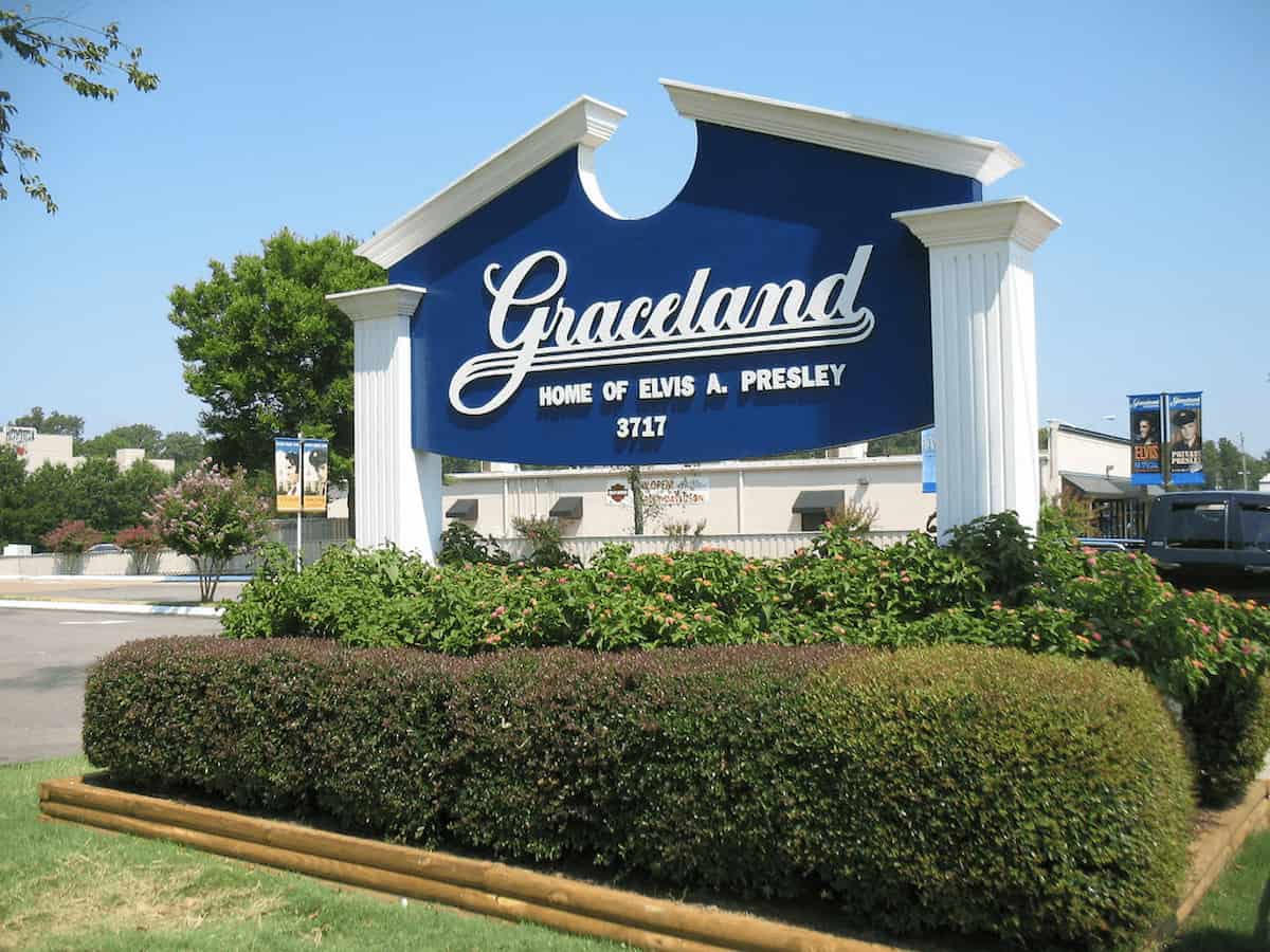 Cartel de entrada a Graceland, la residencia de Elvis Presley en Memphis, Tennessee.