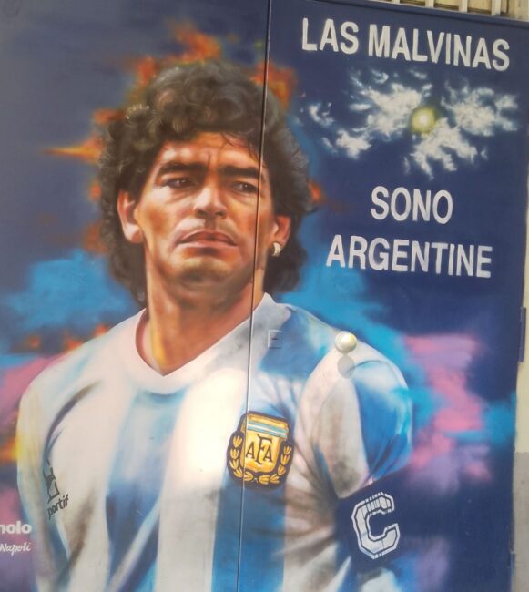 Imagen de Diego Maradona con la leyenda "Las Malvinas son Argentina".