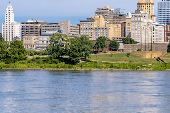 Vista panorámica del centro de Memphis desde el río Mississippi, con edificios históricos y zonas verdes.