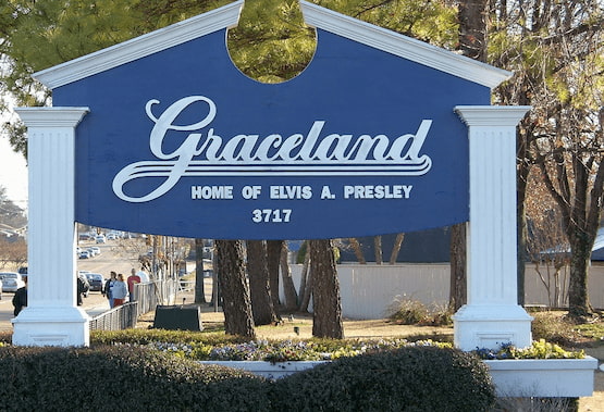 Cartel de entrada a Graceland, la famosa residencia de Elvis Presley en Memphis, Tennessee.