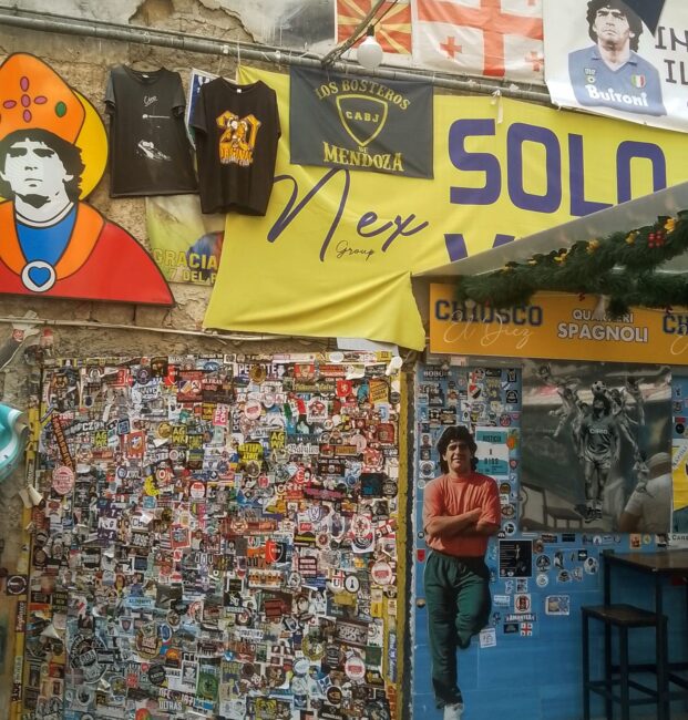 En el Barrio Español de Nápoles o Quartieri Spagnoli, hay una zona conocida como Largo Diego Maradon