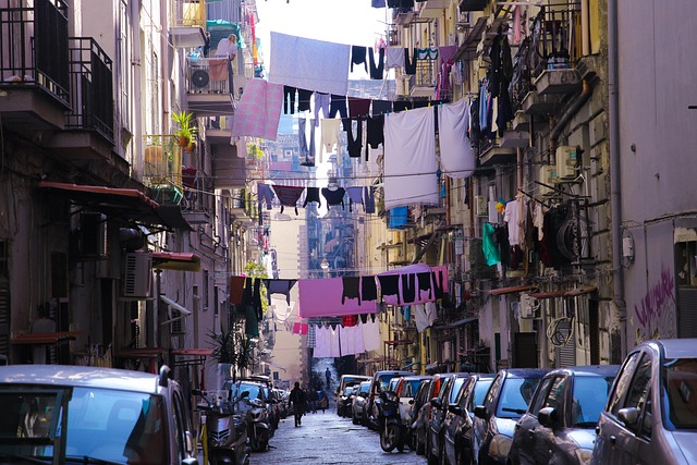 calles de Napoles donde se ven recuerdos de Maradona