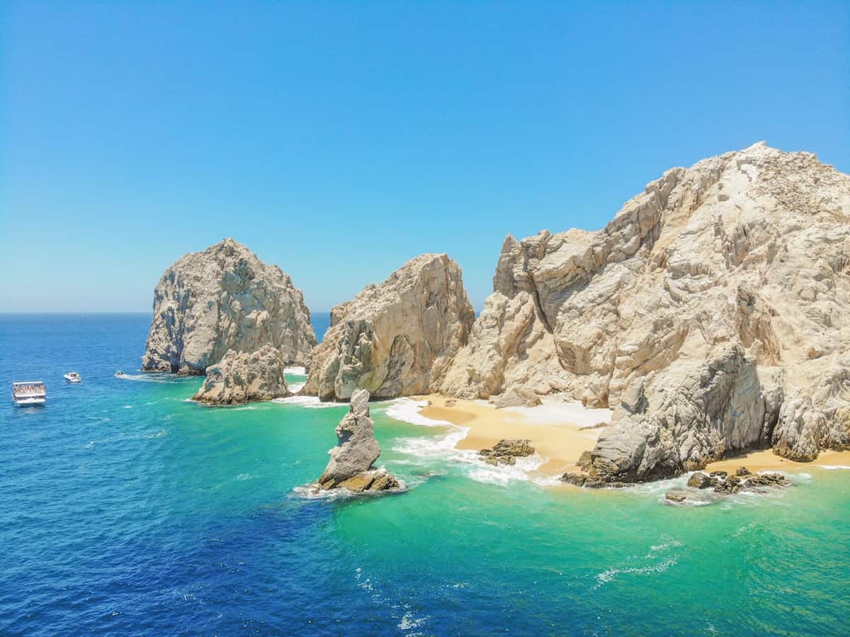 Vista aérea de las playas y formaciones rocosas de Los Cabos, Baja California Sur.