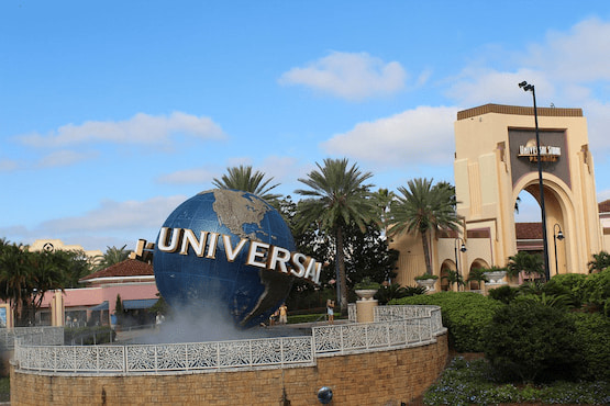 Entrada a Universal Studios Florida en Orlando. Entrada principal de Universal Studios Florida con el icónico globo terráqueo y palmeras al fondo.