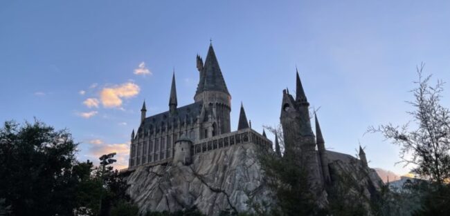 Castillo de Hogwarts en Universal Orlando al atardecer. Castillo de Hogwarts al atardecer en el parque temático The Wizarding World of Harry Potter en Universal Orlando.