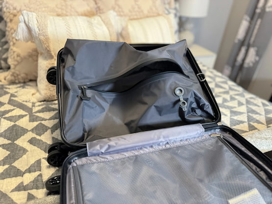 Bolsa de vacío para empacar ropa en maleta de viaje. Maleta abierta con bolsa de vacío para empacar ropa y optimizar el espacio.