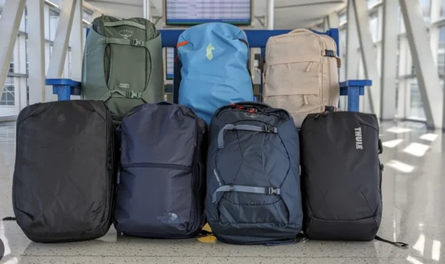 Mochilas ideales para viajar ligero y mantener todo organizado. Mochilas de viaje resistentes y modernas colocadas en una terminal de aeropuerto.