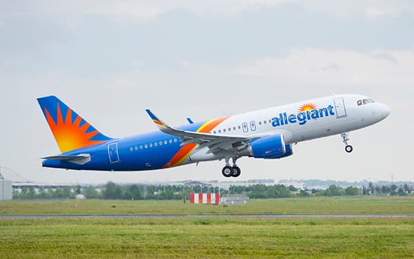Avión de Allegiant despegando en aeropuerto de Florida EEUU