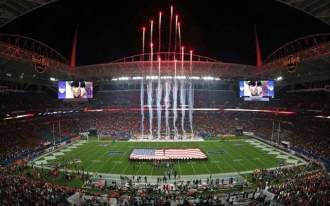 Hard Rock Stadium en Miami con espectáculo de fuegos artificiales durante un evento deportivo.