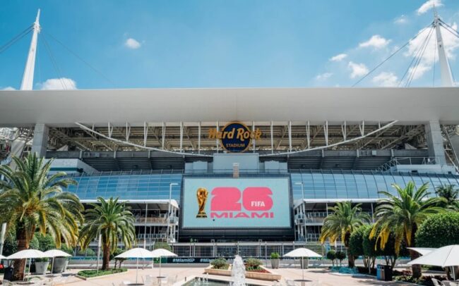 Hard Rock Stadium en Miami con cartel promocional de la Copa Mundial FIFA 2026.