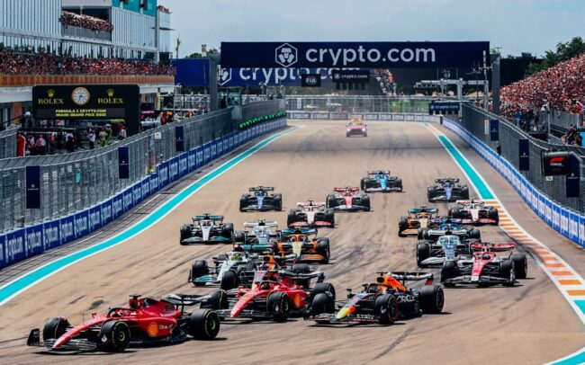 Largada del Gran Premio de Fórmula 1 en Miami con autos compitiendo en el circuito urbano.