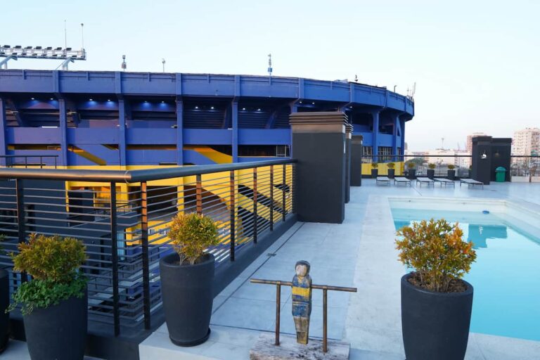 El estadio de Boca Juniors se impone junto a una exclusiva terraza con piscina, en el corazón del barrio de La Boca, Buenos Aires.