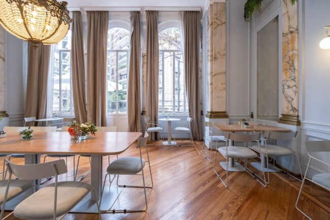Salón de Amayta en Recoleta con ventanales altos y decoración clásica.