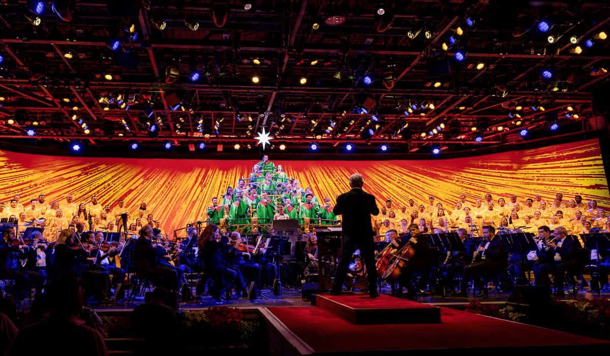 Concierto navideño con coro en forma de árbol y orquesta en vivo en Disney