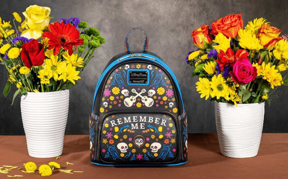 Mochila Disney de Día de los Muertos con flores y calaveras junto a arreglos florales