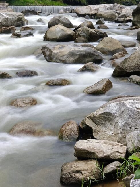 Fotografía de un río con piedras y efecto de agua sedosa en Japón, capturada con el Motorola Edge 50 Ultra por Henry Von Wartenberg.