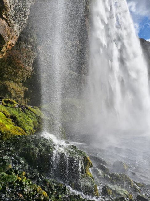 Puedes disfrutar de las cascadas más bonitas de Islandia sin tener que hacer largas caminatas. foto de cascada en Islandia