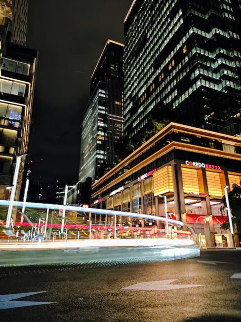 Fotografía nocturna en Tokio con rascacielos iluminados y luces en movimiento, capturada con el Motorola Edge 50 Ultra por Henry Von Wartenberg.