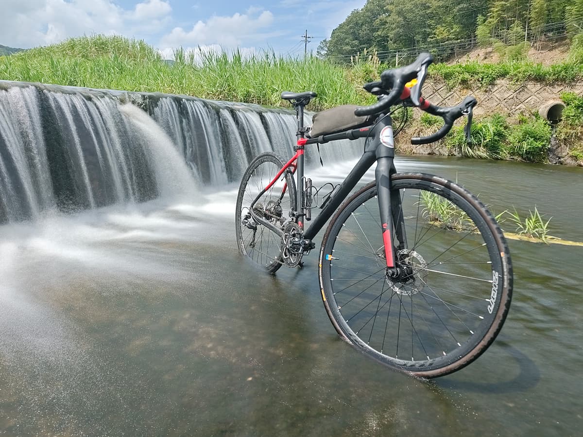 Fotografía en Japón de una bicicleta frente a una cascada, tomada con el Motorola Edge 50 Ultra por el fotógrafo argentino Henry Von Wartenberg.