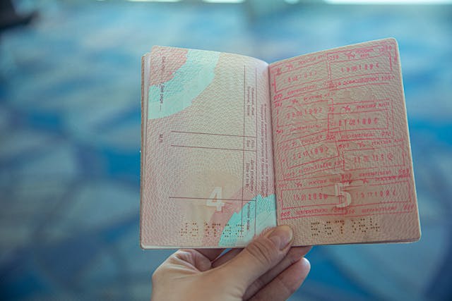 Pasaporte abierto con sellos de entrada y salida en viajes internacionales