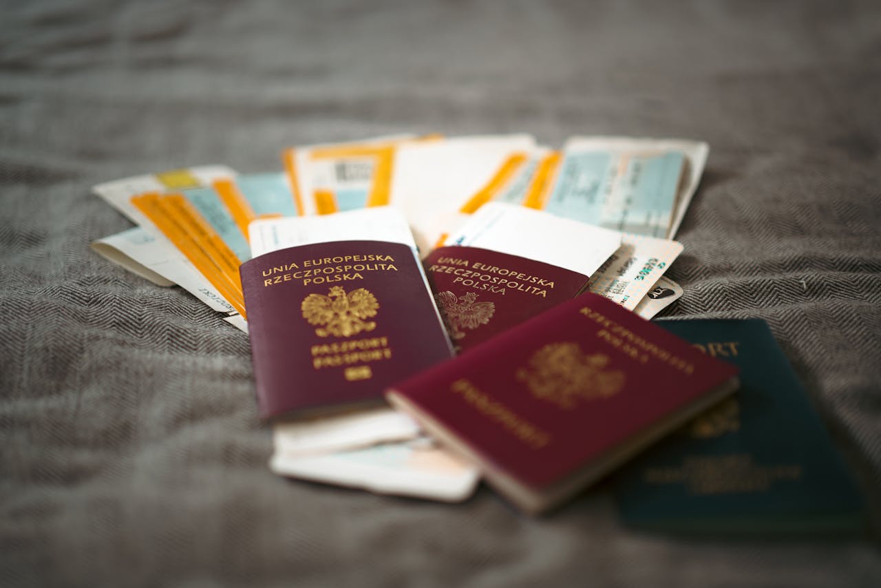 Pasaportes con tarjetas de embarque listas para viajar
