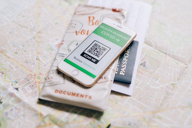 Pasaporte de viaje y certificado de salud digital COVID-19 sobre mapa turístico