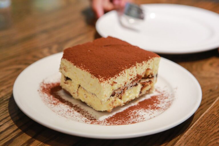 Porción de tiramisú casero servido en un plato blanco