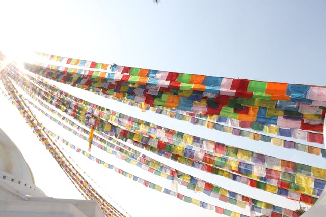 Banderas de oración tibetanas ondeando al sol en un cielo despejado