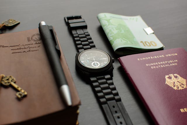 Pasaporte alemán, dinero en euros, reloj y libreta para viajar