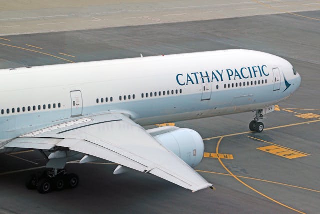 Avión de Cathay Pacific en pista de aeropuerto listo para despegar
