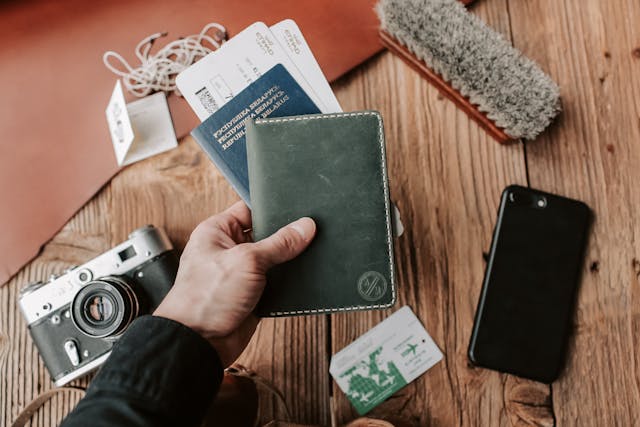 Mano sosteniendo pasaporte y tarjetas de embarque listas para viajar