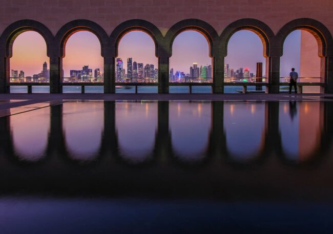 Vista del skyline de Doha a través de los arcos del Museo de Arte Islámico en Qatar.