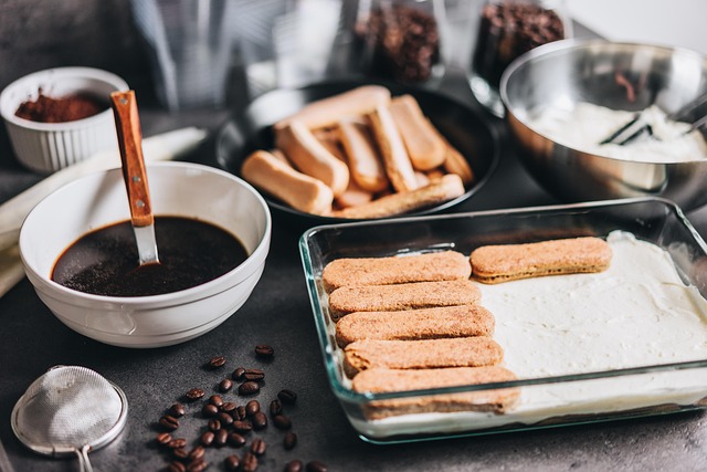 Preparación casera de tiramisú con ingredientes frescos sobre la mesa