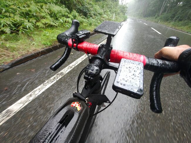 Fotografía en primera persona de un ciclista en carretera mojada bajo la lluvia en Japón, tomada con el Motorola Edge 50 Ultra por Henry Von Wartenberg.