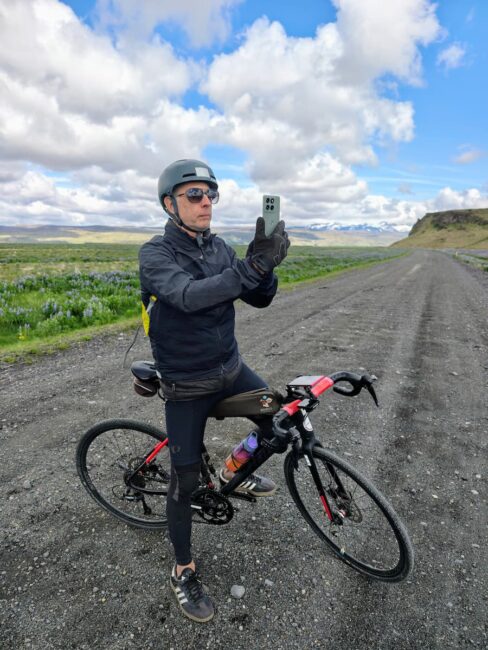 Recorrido en bicicleta por Islandia: naturaleza extrema y tecnología de punta hombre en bicicleta tomando fotos durante una travesía por Islandia