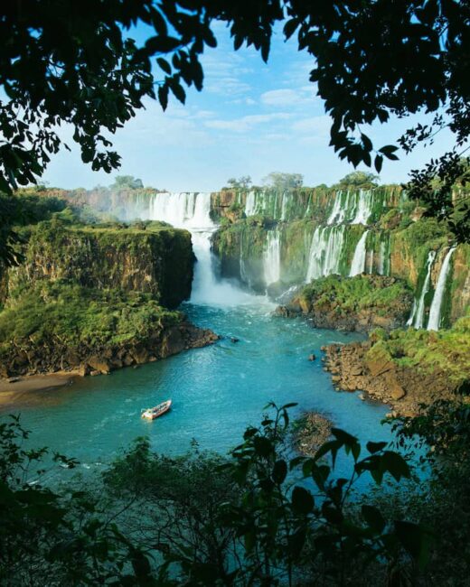 Vista panorámica de las Cataratas del Iguazú en Misiones, atractivo dentro de Travesía Capricornio.