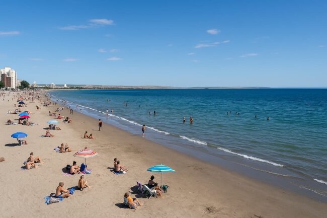 Vista aérea de Puerto Madryn y sus playas en verano. Vista aérea de Puerto Madryn en verano