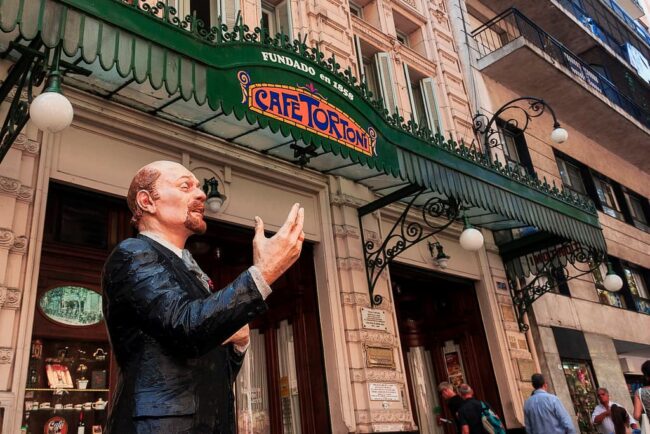 Fachada del histórico Café Tortoni en Buenos Aires con estatua de Carlos Gardel en la entrada.