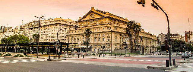 Vista del Teatro Colón de Buenos Aires al atardecer
