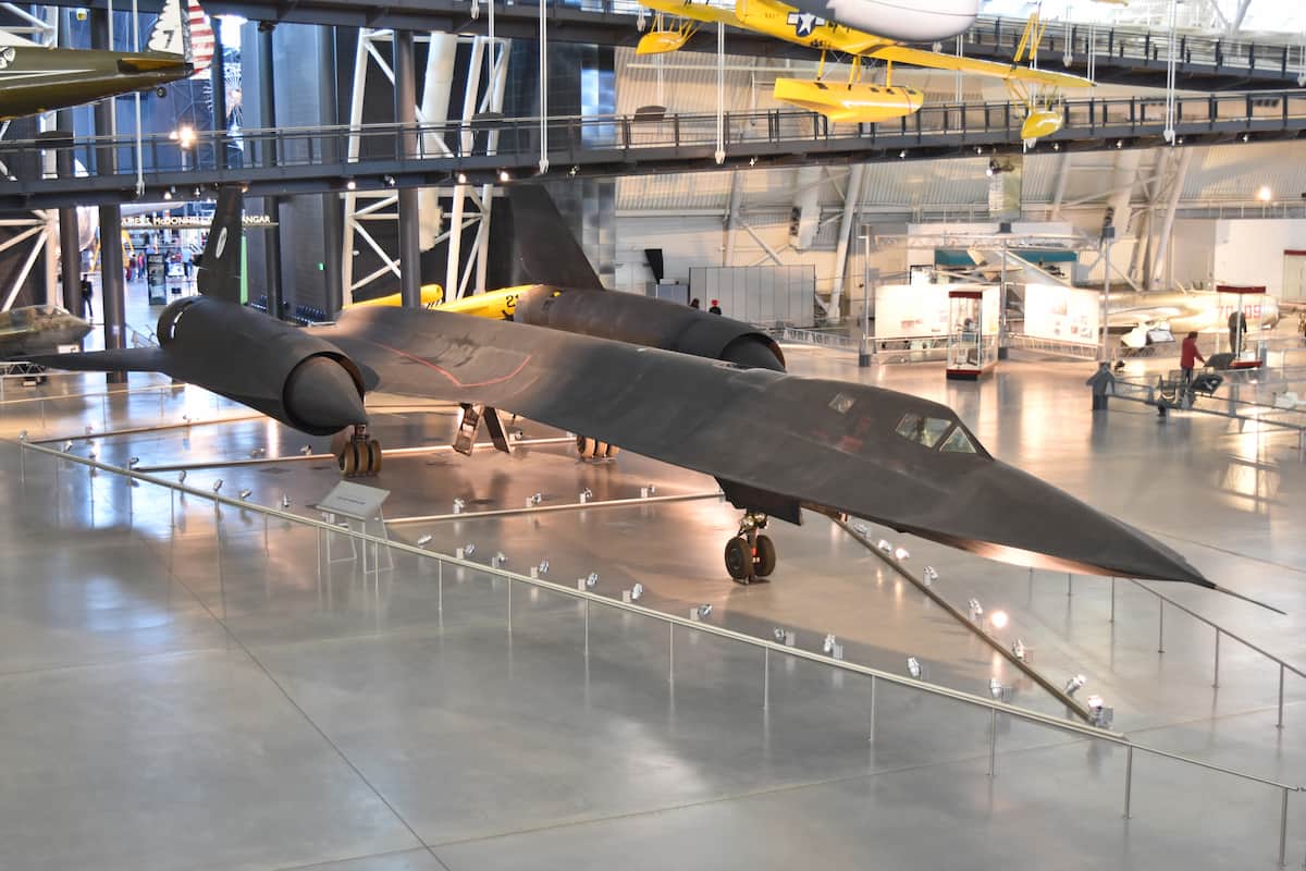 Avión SR-71 Blackbird exhibido en museo aeronáutico, el más rápido del mundo.