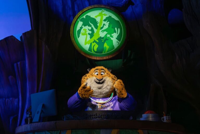 Animatrónico de felino en atracción familiar dentro de un parque temático