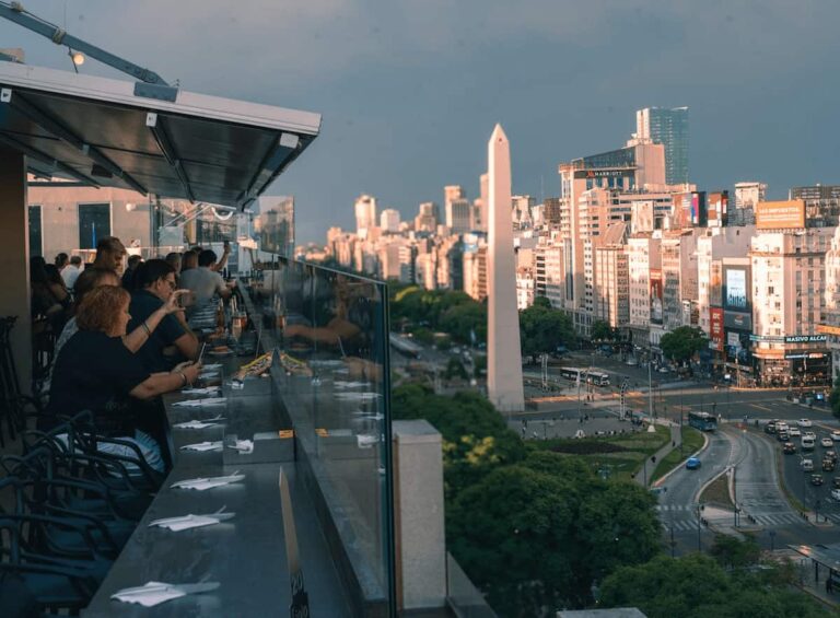 Vista del Obelisco de Buenos Aires desde un rooftop con bar.
