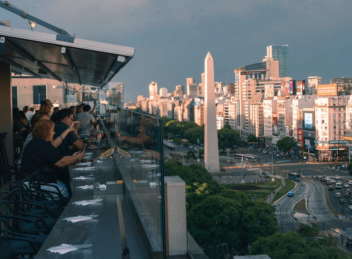 Vista del Obelisco de Buenos Aires desde un rooftop con bar.