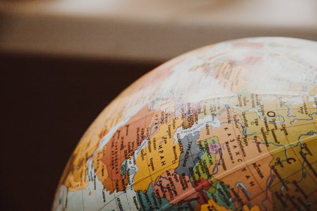 Mapa del mundo representando la planificación de viajes con inteligencia artificial para ahorrar dinero.