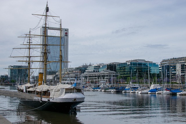 Puerto Madero en Buenos Aires con el buque museo ARA Uruguay y rascacielos modernos