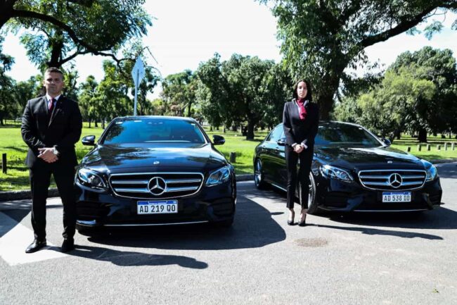 Autos ejecutivos Mercedes-Benz con choferes uniformados en Buenos Aires, servicio premium de traslados corporativos.