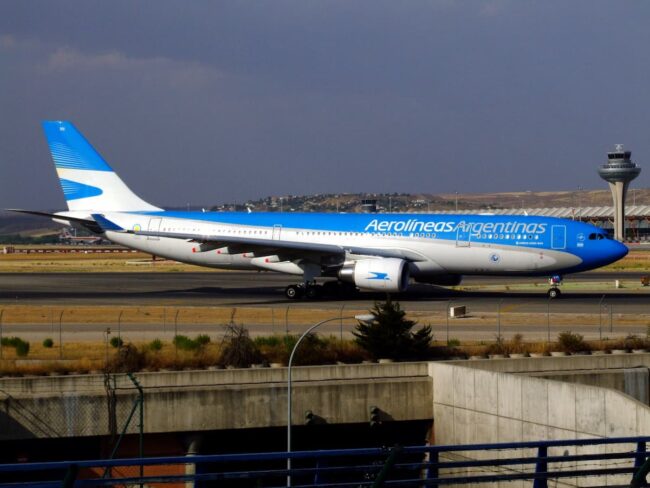 Avión de Aerolíneas Argentinas rodando en pista durante una jornada operativa.
