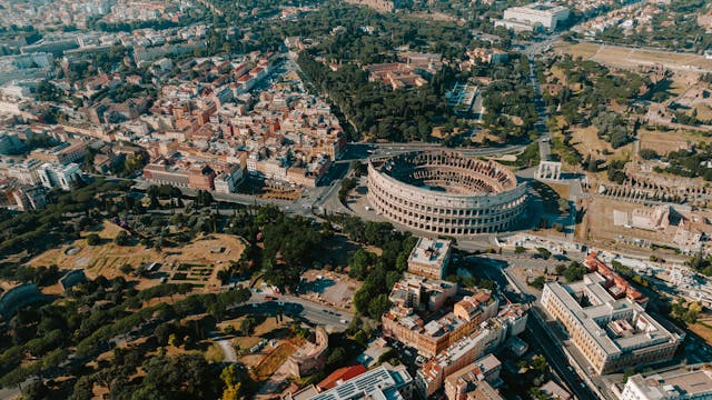 Vista aérea del Coliseo de Roma, uno de los destinos más visitados por turistas mayores que disfrutan del arte, la historia y la cultura italiana.